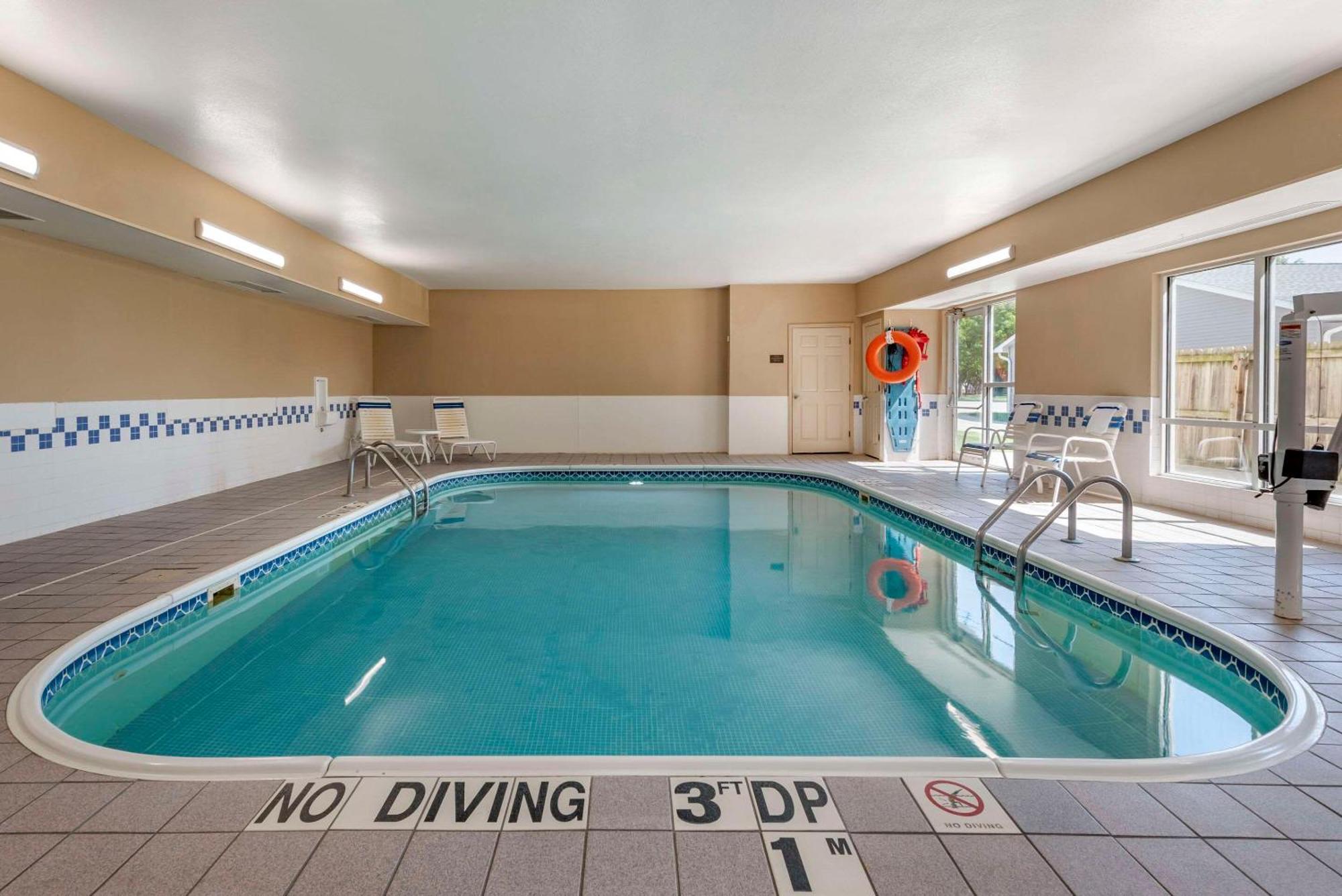 Comfort Suites Terre Haute University Area מראה חיצוני תמונה